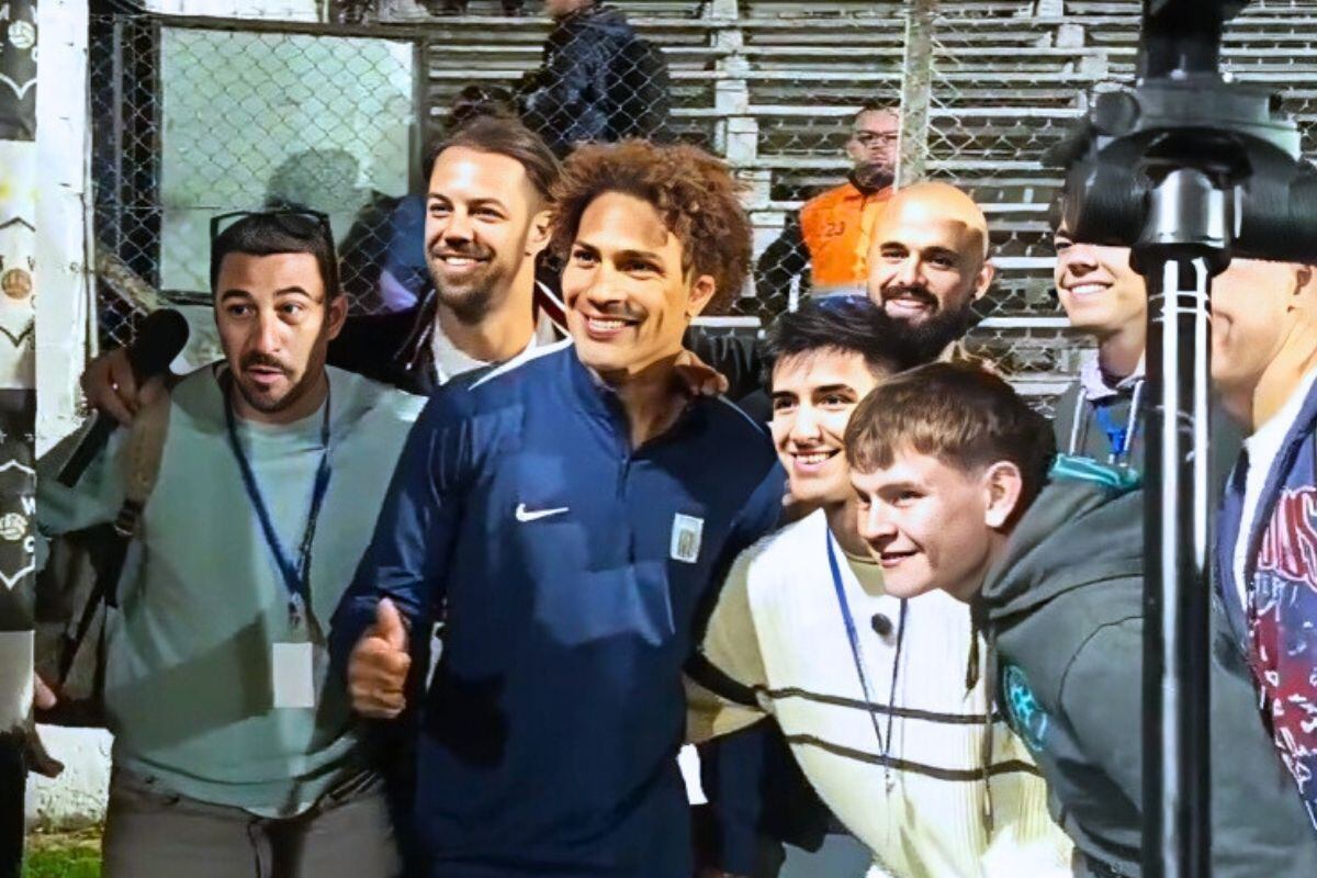 Paolo Guerrero fue requerido por los hinchas uruguayos sobre el final del partido (Foto: @ATodoBasquetpy)