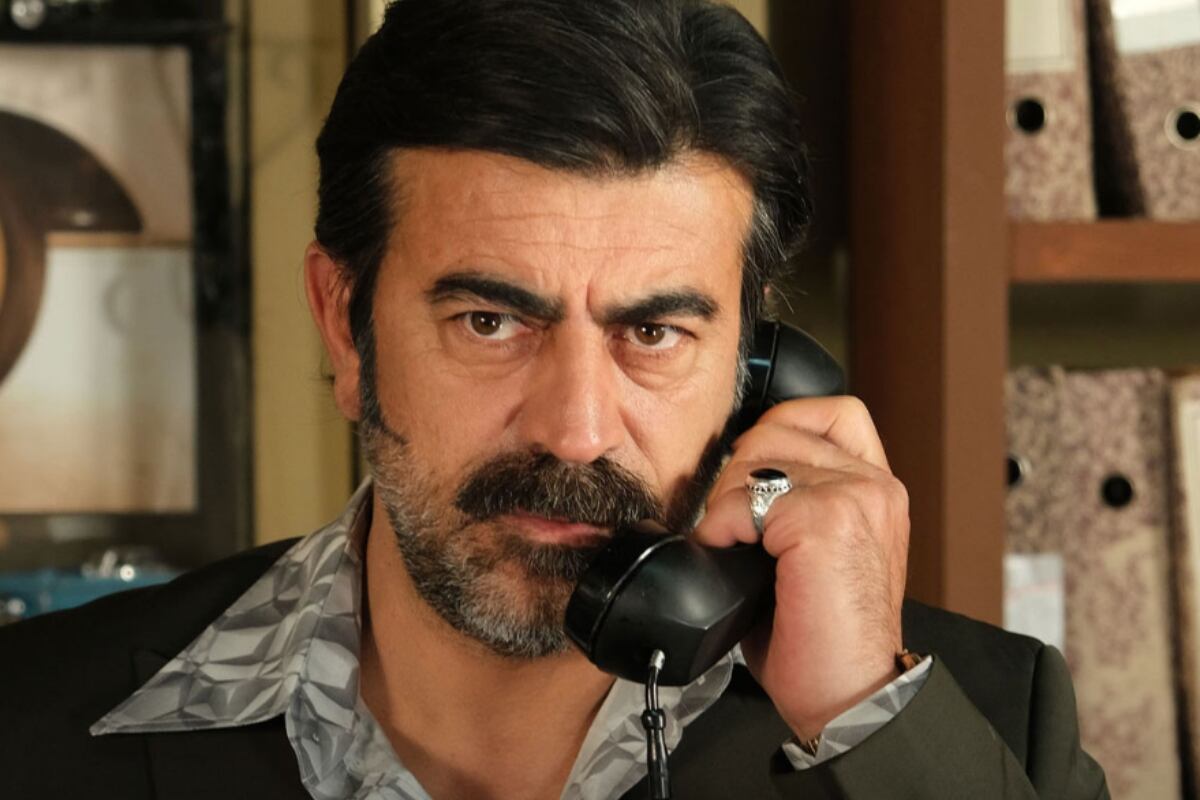 Abdülkadir, serio, mientras conversa por teléfono (Foto: Tims & B Productions)