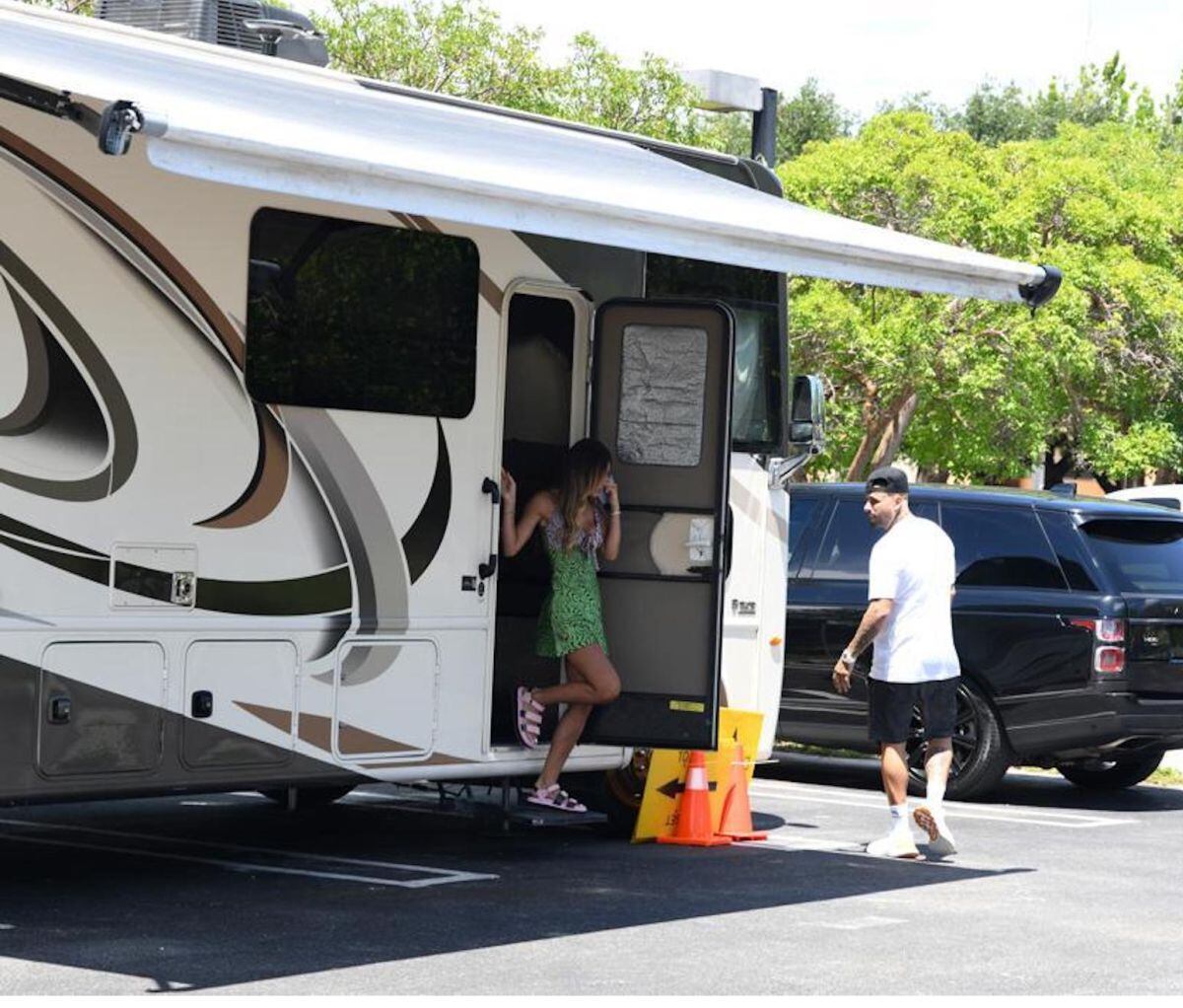 Nicky Jam junto a Génesis saliendo de una casa tráiler en Miami (Foto: People en español)