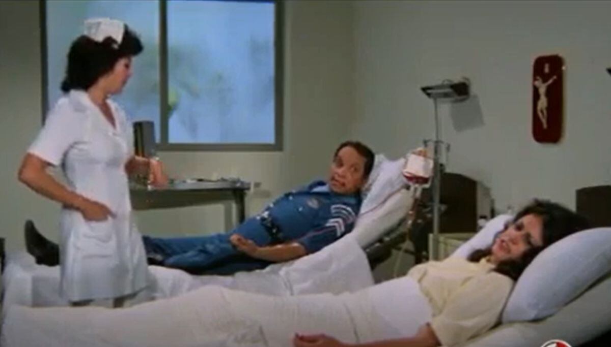 El día en el que el agente 777 decide donar sangre para 'La Pingüis', quien se lamenta ser salvada por un efectivo (Foto: Películas de Rioma)