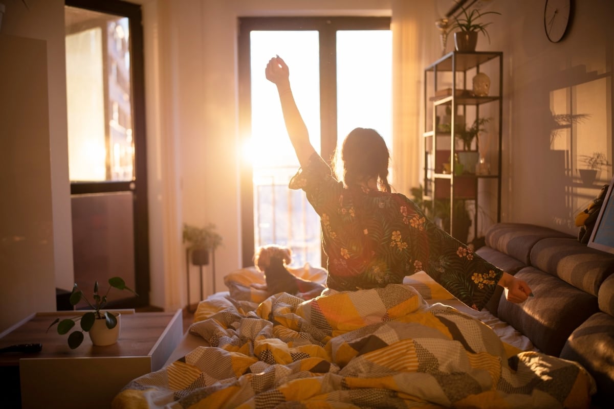 Aprovecha los primeros minutos de la mañana para recargarte de vitamina D. Foto: Istock.