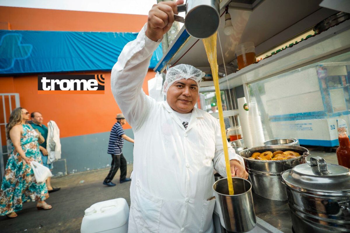 Desde muy temprano, César va al mercado para comprar todos sus ingredientes, alista la olla y las plantas medicinales con las frutas hacen su magia. Él le da todo los toques en su carrito. Foto: Joel Alonzo.