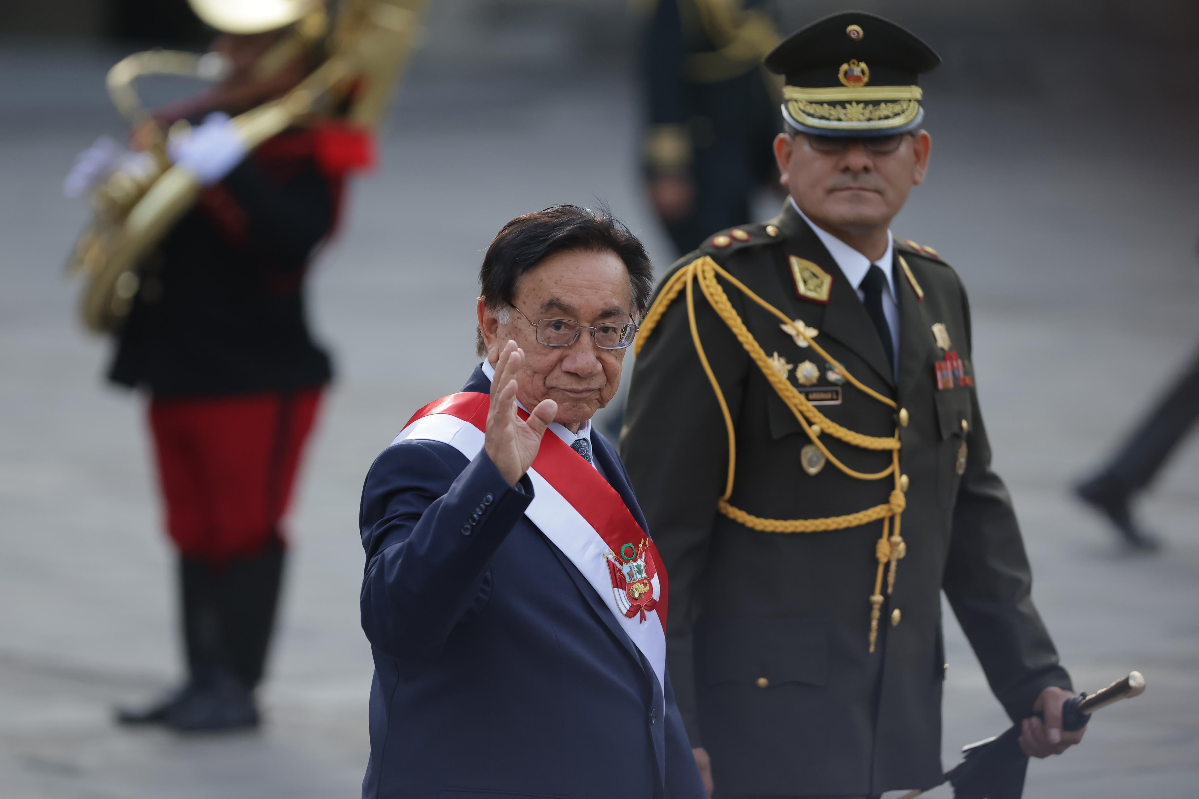 El saliente presidente José María Balcázar, junto con el Gabinete que dejará el puesto y que estuvo liderado por Luis Arroyo, dejan Palacio de Gobierno para acudir a la Misa y Te Deum por Fiestas Patrias. (Foto: Hugo Pérez /@photo.gec)
