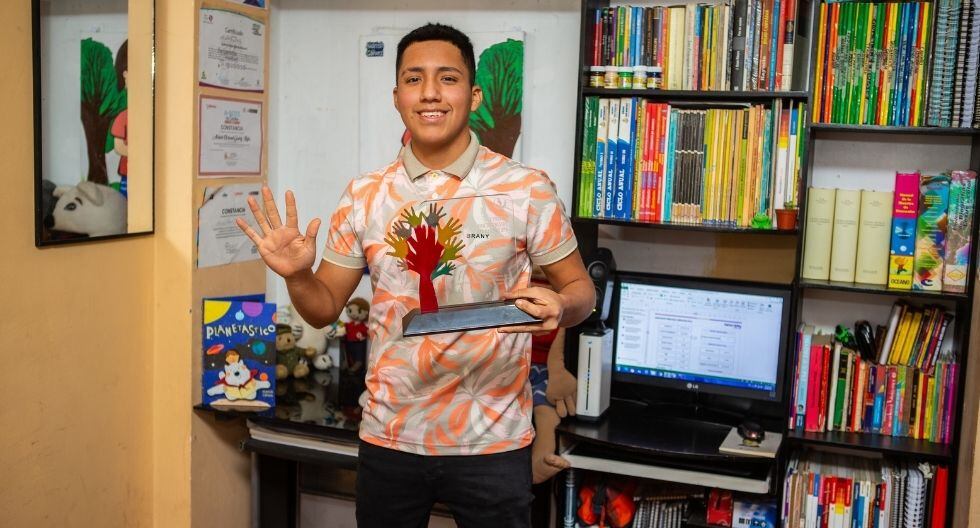 Hace poco, junto a unos compañeros, instaló una biblioteca reciclada para los niños de las zonas más vulnerables de San Juan de Lurigancho. Fotos: Trome.