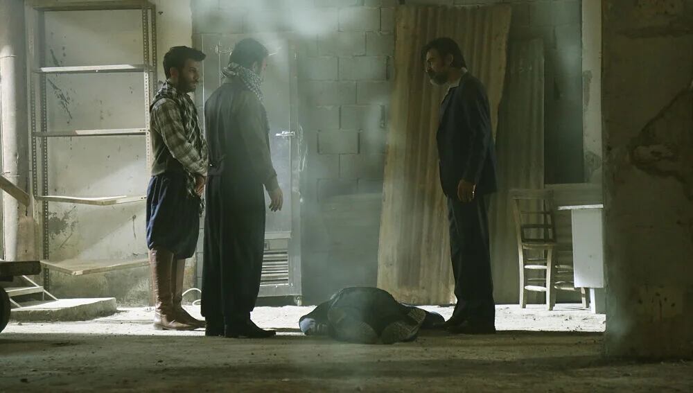 Se descubre que los hombres de Abdülkadir asesinaron a Demir en "Tierra amarga" (Foto: Tims & B Productions)