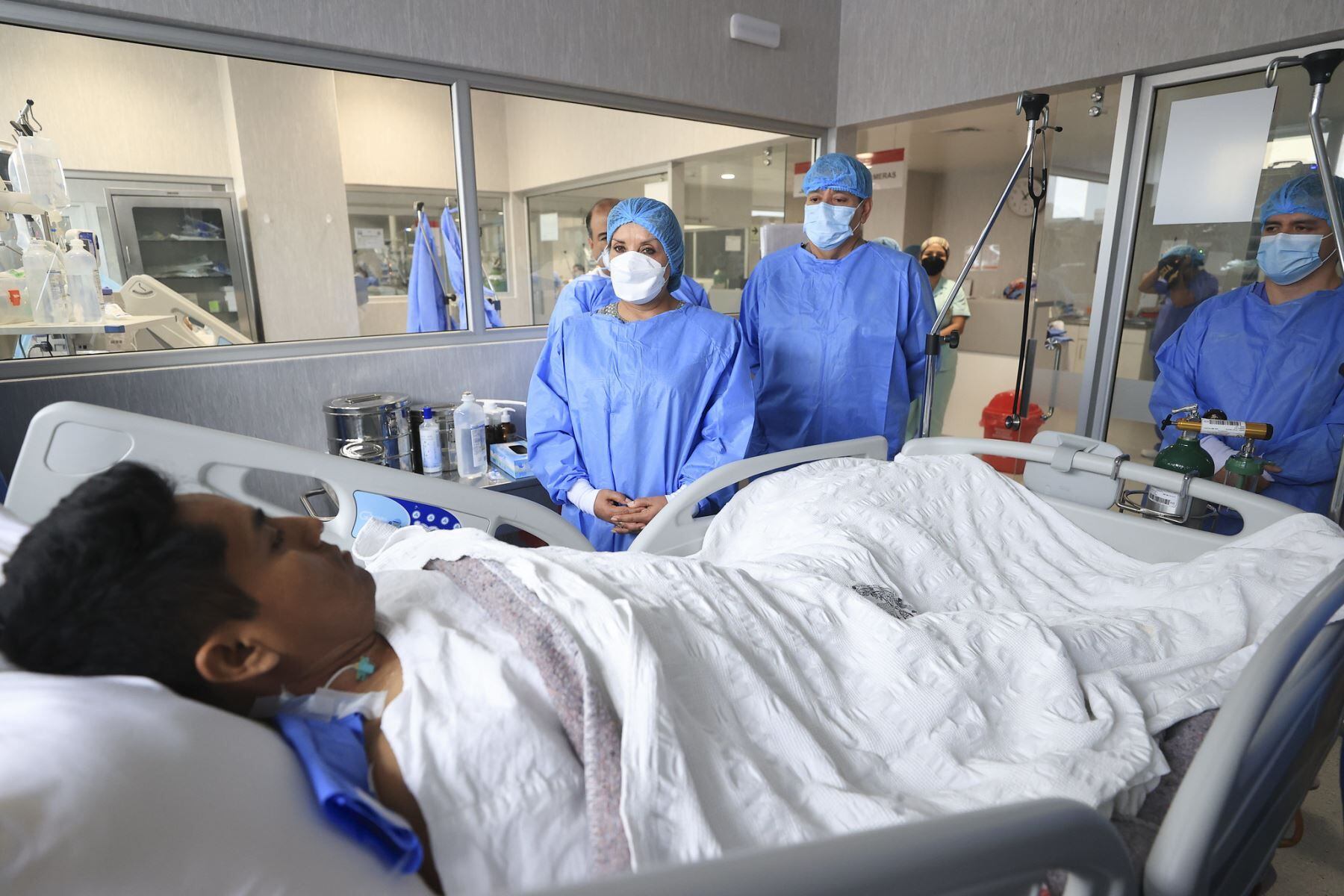 Presidenta Dina Boluarte visitó en el Hospital Nacional PNP Luis N. Sáenz a los tres agentes de la PNP que resultaron heridos en un enfrentamiento armado contra el peligroso 'Maldito Cris'. Foto: Prensa Presidencia