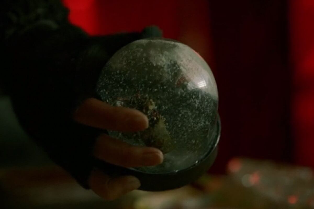 La bola de nieve con el samurái fue un regalo de René (Foto: La casa de papel/ Netflix)