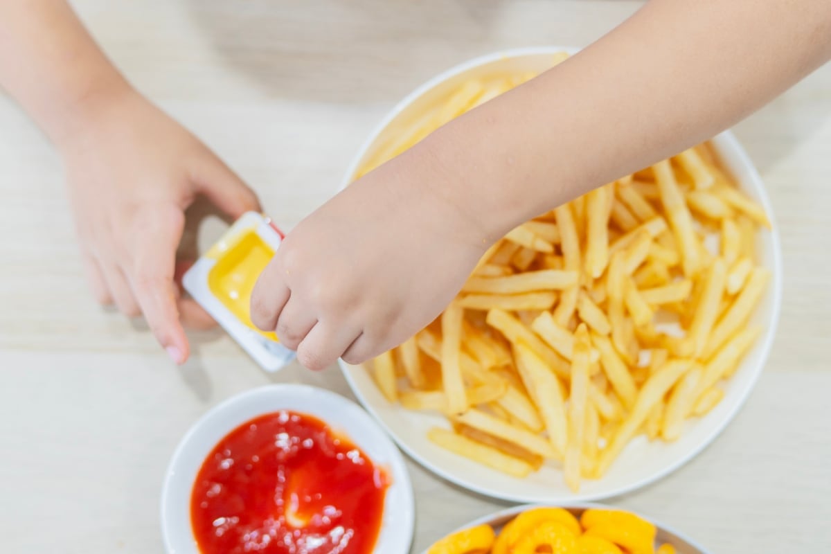 El alto consumo de comida chatarra es una de las principales causas de obesidad infantil. Foto: Istock.
