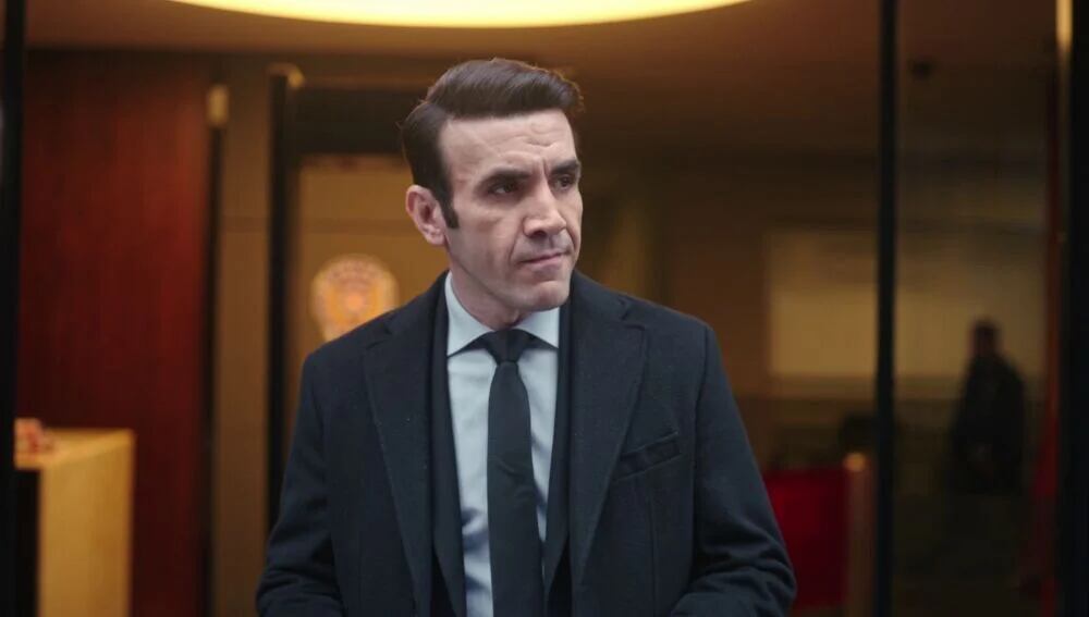 Yekta sospecha de su chófer personal Murat en "Secretos de familia" (Foto: Ay Yapım)