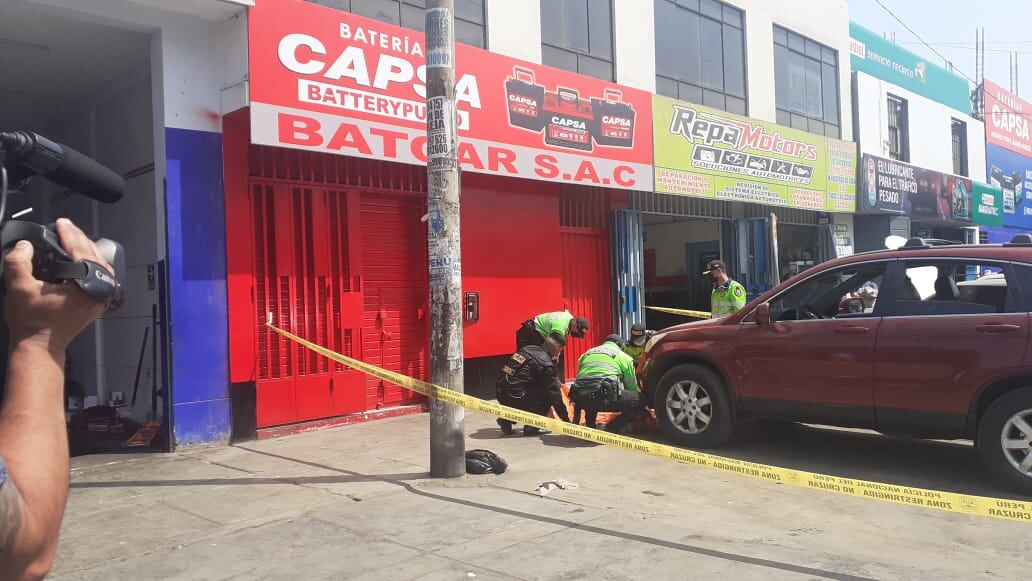 A la misma hora, dos hombres de 49 y 27 años, fueron asesinados por sicarios frente a dos talleres de mecánica. (foto: Mónica Rochabrum/Trome)