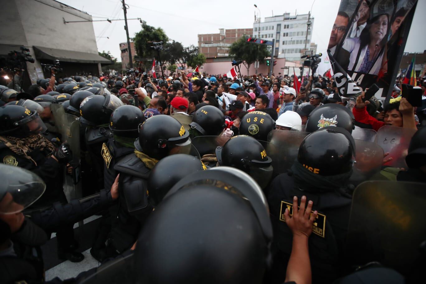 Policía intenta repelar a los manifestantes en la avenida Abancay durante la Tercera toma de Lima. Fotos: Jorge.cerdan/@photo.gec