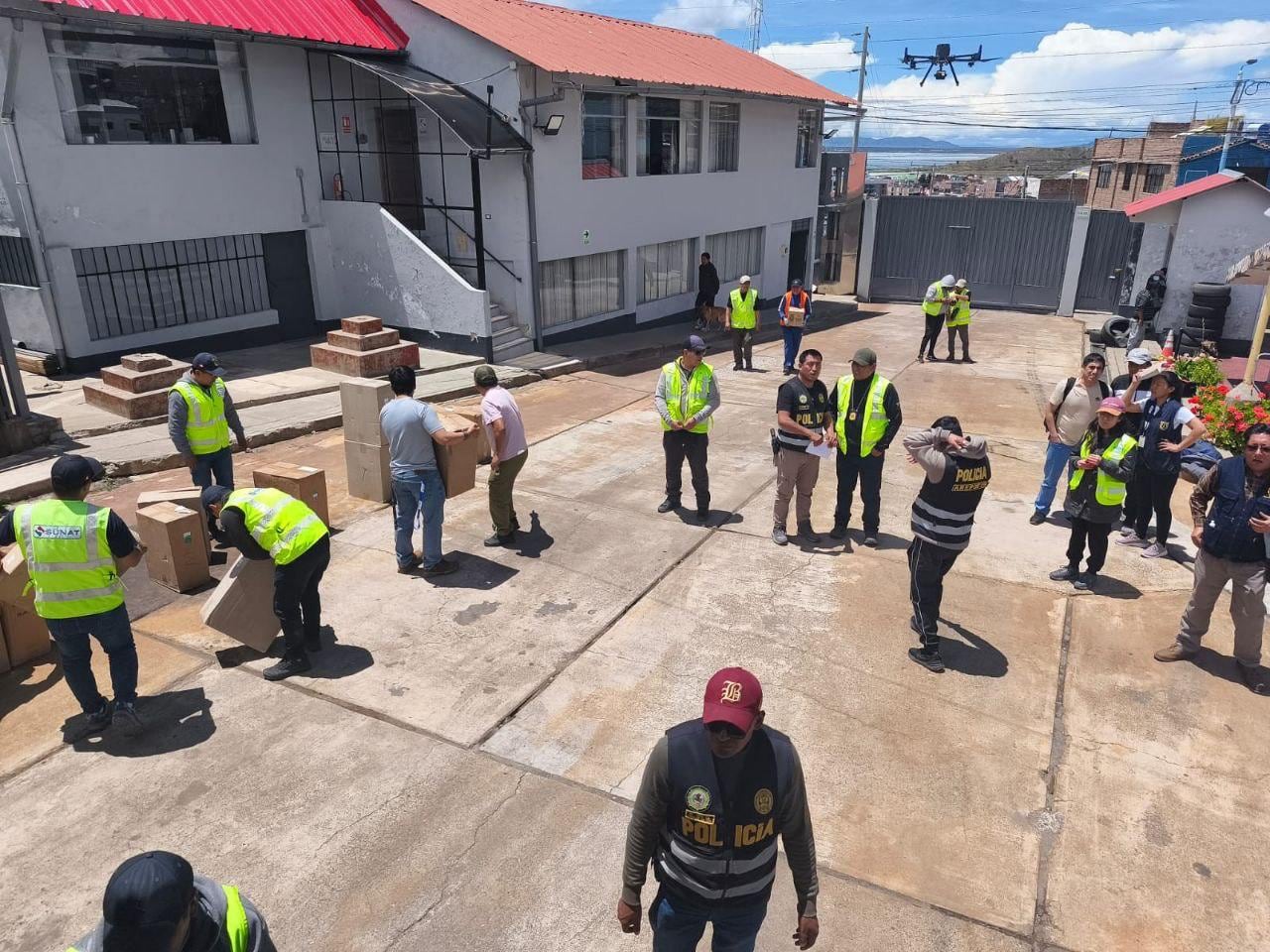 Varias horas duró la revisión de todo lo incautado por la Policía Nacional y la SUNAT.