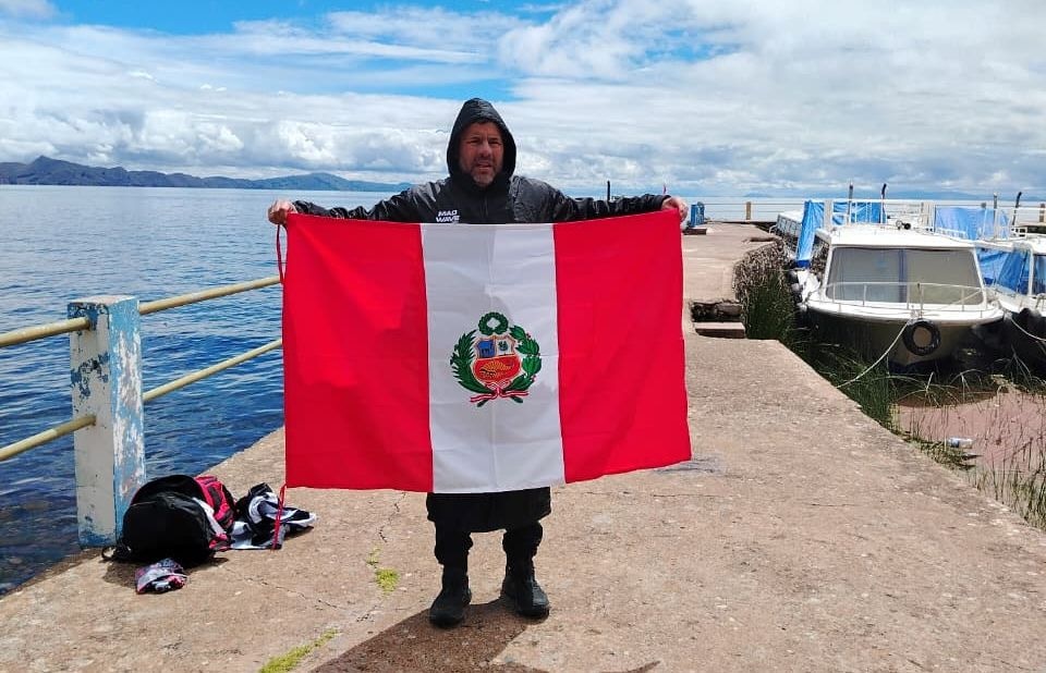 El nadador peruano Gustavo Lores completó una exigente travesía en el Lago Titicaca y espera ser validado por Guinness World Records. Foto: Difusión.