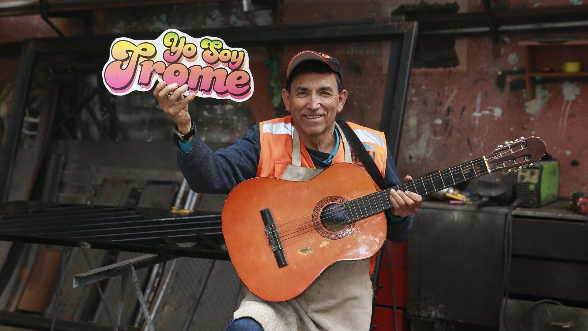 El artista Luis Alberto Calle Maldonado trabaja también como cerrajero. Foto: Allengino Quintana