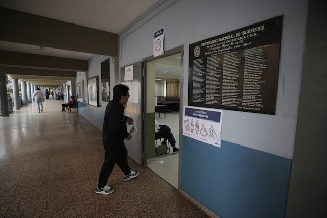 Esta vez no hubo largas colas en la Universidad de Ingenieria (Foto: César Bueno)