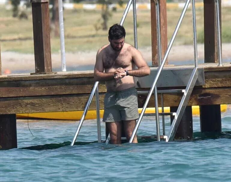 El actor turco Berkay Ateş bajando las escaleras de un muelle de un hotel en Bodrum Turgutreis (Foto: Milliyet)