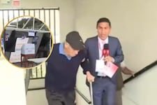 Abuelito con bastón subió hasta segundo piso para votar: Mesa para personas con discapacidad no estaba instalada