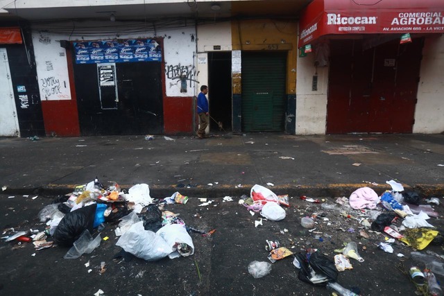 Amanecer en las calles de Lima después de los festejos por Año Nuevo.
Foto: César Grados/@photo.gec