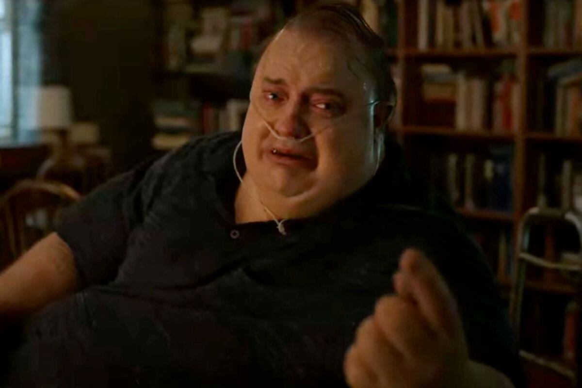 En “The Whale”, Brendan Fraser da vida a Charlie, un profesor de literatura obeso y recluído en su casa que busca reconectar con su hija (Foto: A24)