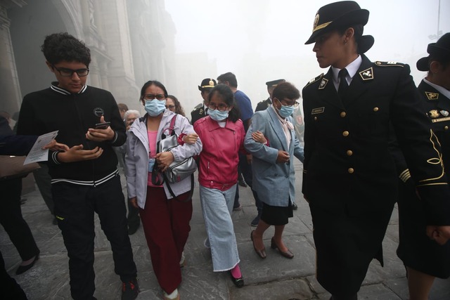 Se registró un amago de incendio al costado de la catedral de Lima. Esto provocó una gran humareda en la plaza de armas de Lima. Fotos : jorge.cerdan/@photo.gec