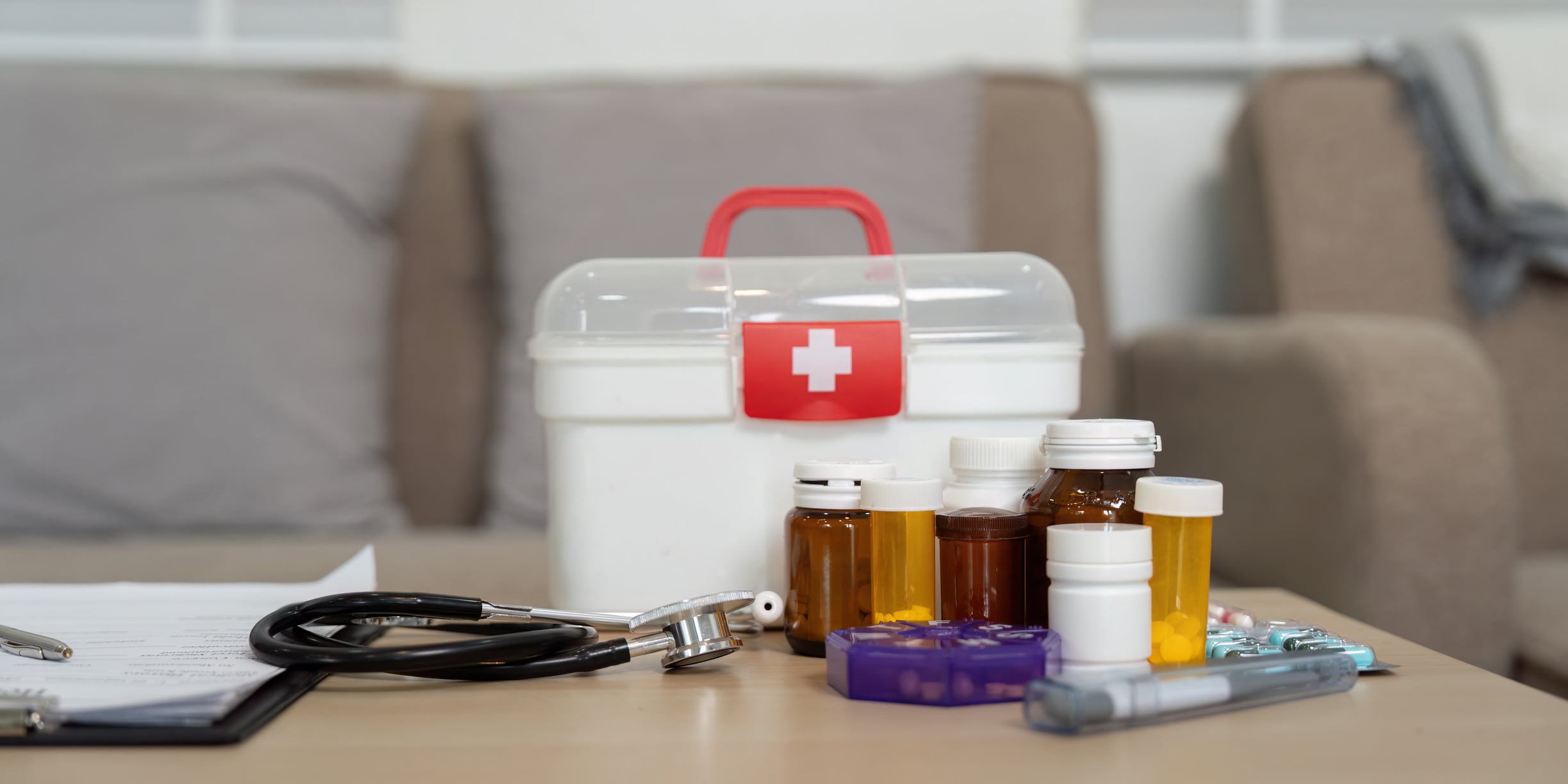 Tu botiquín también debe adaptarse a quienes viven en casa, especialmente si hay niños, adultos mayores o personas con enfermedades crónicas. Foto: Istock