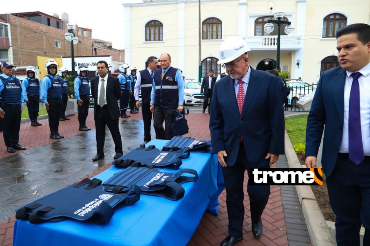 En mayo último, Carlos Bruce entregó 300 chalecos antibala a serenos de la Municipalidad de Surco
