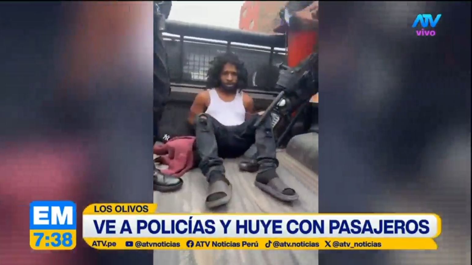 Chofer de cúster fuga con pasajeros en Los Olivos. Foto: ATV