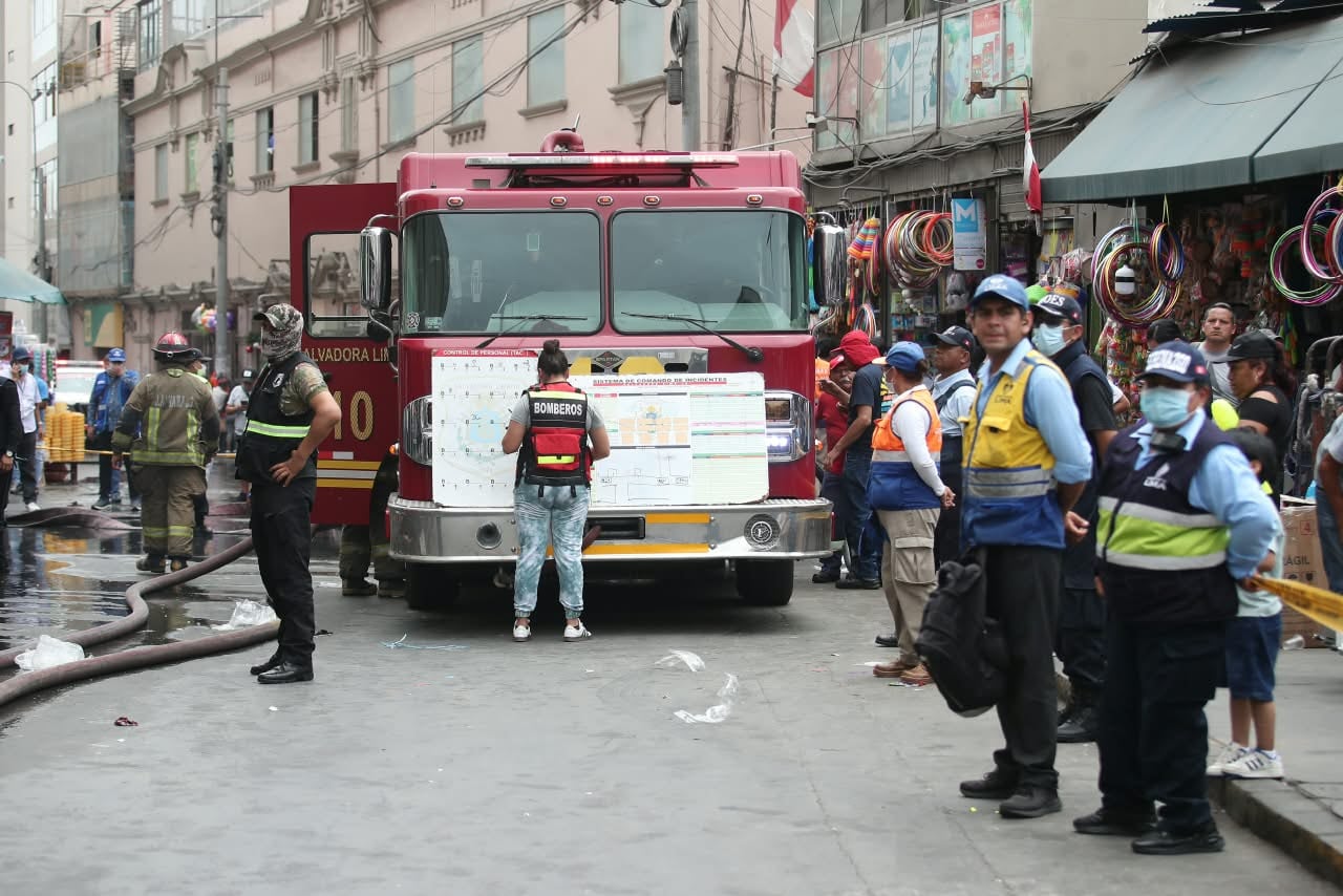Incendio en edificio del jirón Andahuaylas genera alarma cerca del Barrio Chino
Un incendio se registró la mañana de este martes 27 de octubre en un edificio ubicado en la cuadra 7 del jirón Andahuaylas, en el Cercado de Lima, a pocos metros del Barrio Chino. El hecho generó alarma en la zona. (Fotos Jesús Saucedo @photo.gec)