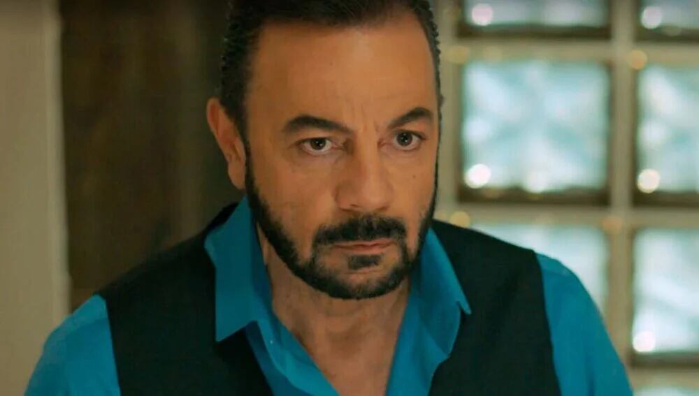 Fekeli de camisa celeste en una toma del drama otomano (Foto: Tims & B Productions)