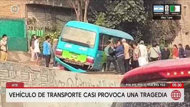 Algunos pasajeros tuvieron que escapar por la ventana. Foto: América noticias