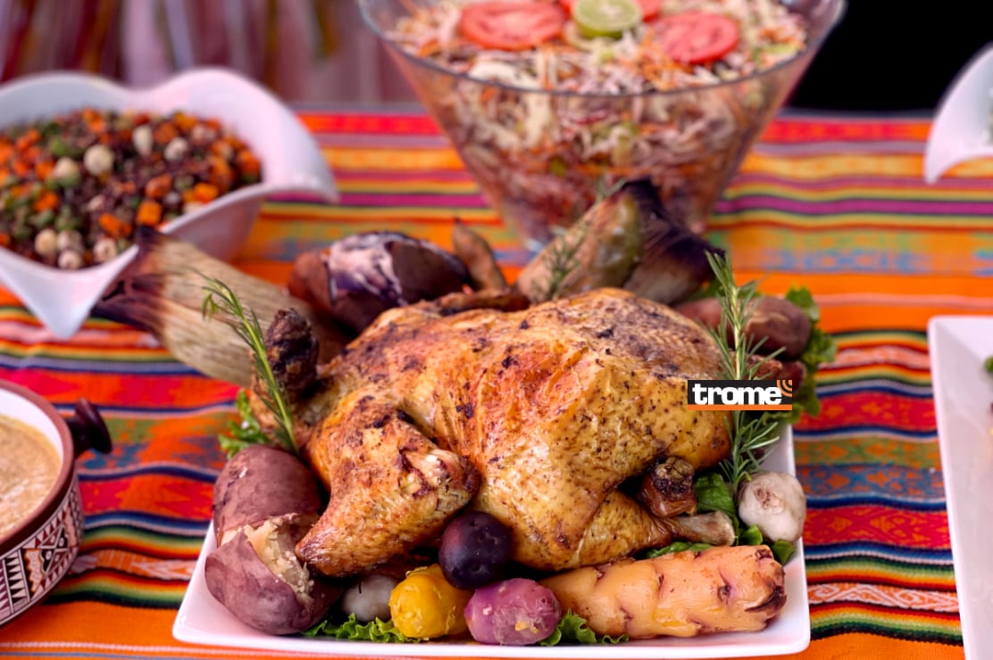 La Feria de la Peruanidad prepara el pollo a la brasa estilo andino que va macerado con hierbas aromáticas. (Entrevista y foto compos.:Isabel Medina / Trome).