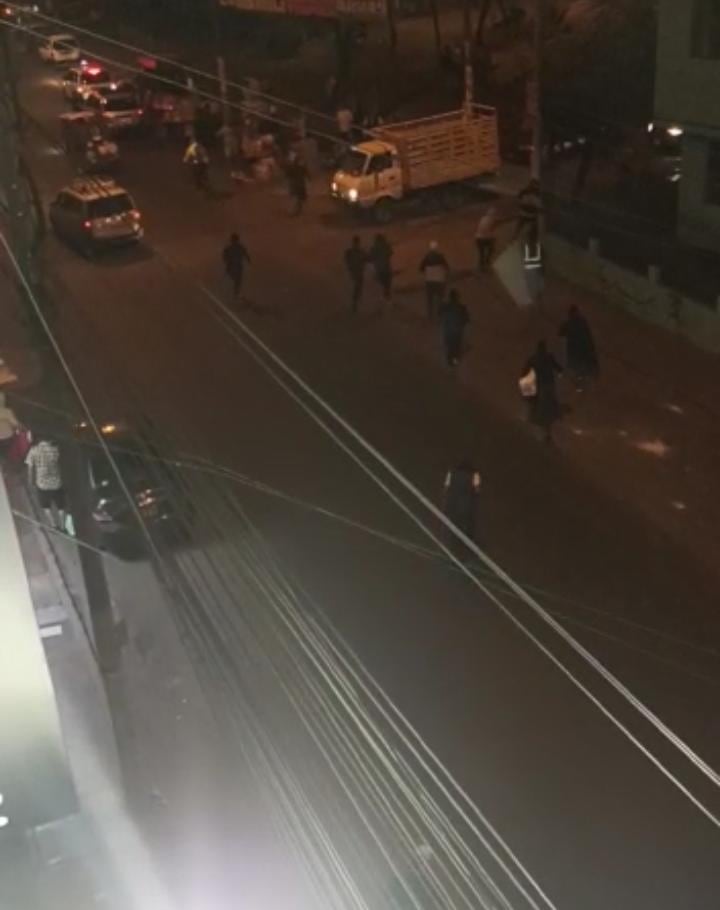 Más de 20 delincuentes usaron la modalidad de ‘la manada’ para ingresar a un conocido minimarket y robar dinero.