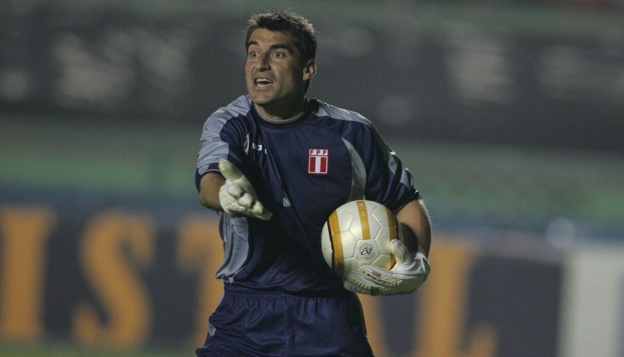 Defendió la camiseta de la selección peruana en 50 oportunidades, además es el portero con más títulos en el fútbol peruano.