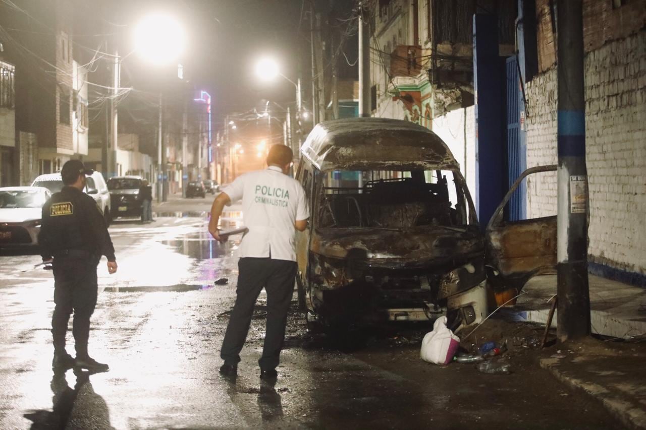 Una combi quedó destrozada tras ser incendiada por extorsionadores en el Callao. (Foto: César Grados / @photo.gec)