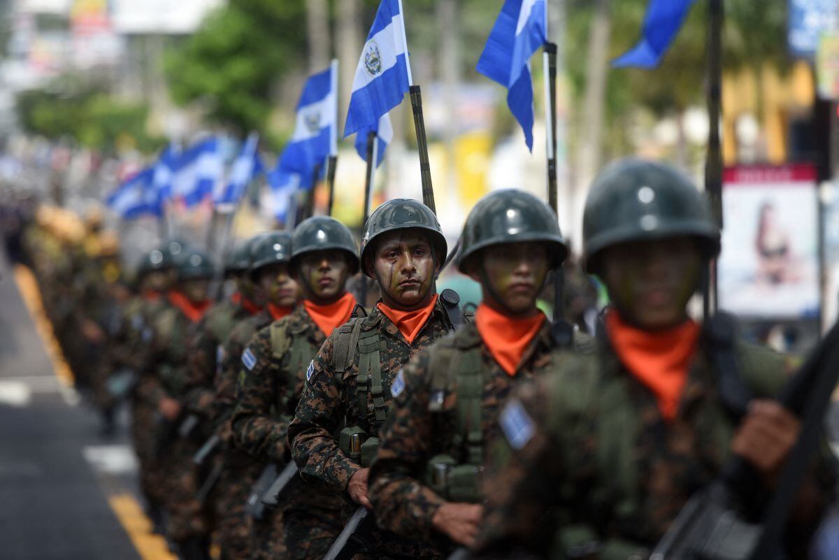 Soldados salvadoreños participan en un desfile conmemorativo por la Independencia de Centroamérica en San Salvador. Imagen del 15 de septiembre de 2015 (Foto: Marvin Recinos / AFP)