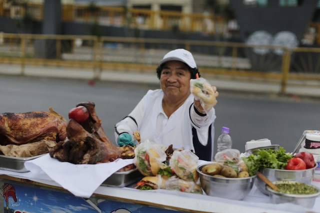Los comerciantes no desaprovecharon la mañana para vender desayuno (Foto: César Bueno)