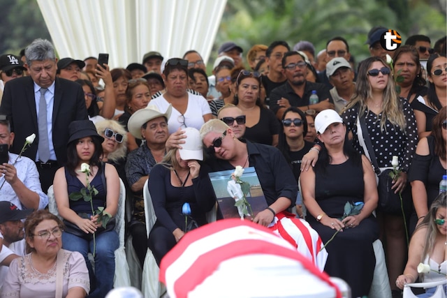 Tristes imágenes de los hijos de Manolo Rojas. Detrás de ellos 'el Huachano' y Carlos Cacho. (Fotos: Antonio Melgarejo/ @photo.gec)