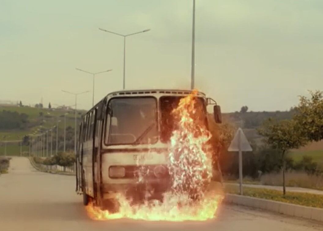 Hakan incendia el bus de Çolak. (Foto: Tims & B Productions)