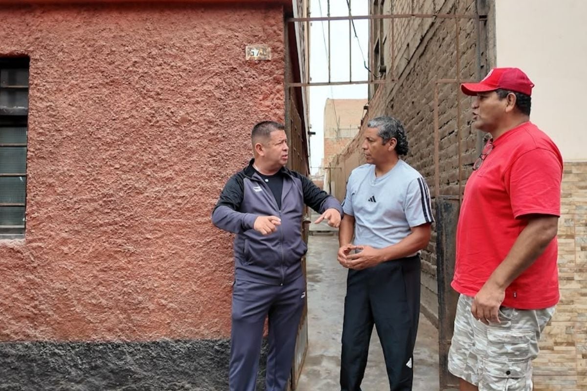 Juan Saavedra enseña el 'Callejón del gato' a Puchungo (foto: GEC)