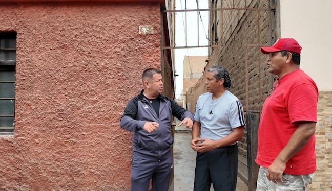 Juan Saavedra enseña el 'Callejón del gato' a Puchungo (foto: GEC)