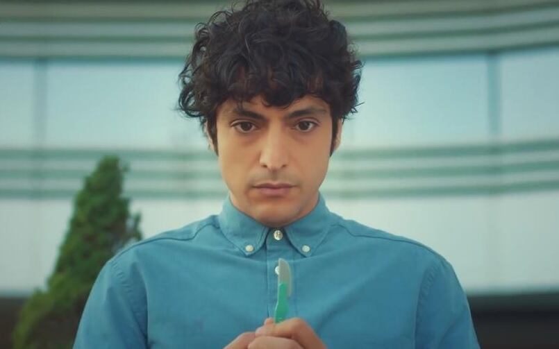 Taner Ölmez interpreta al médico novato Ali Vefa, un doctor en el espectro autista cuya gran habilidad se ve dificultada por su falta de habilidades sociales (Fuente: MF Yapim)