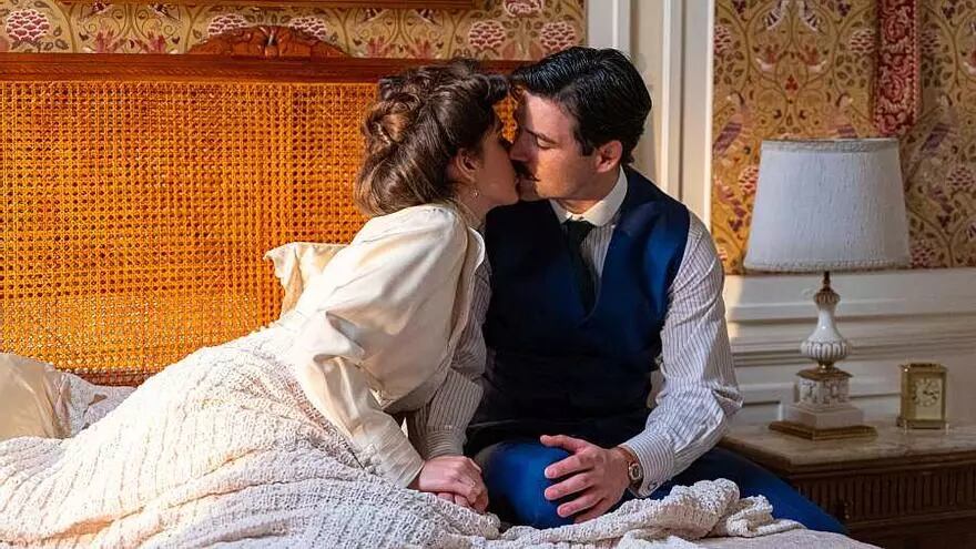 Jimena y Manuel besándose dentro de la hacienda en la que viven (Foto: RTVE)