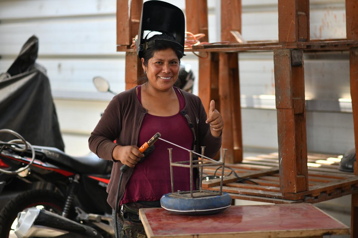 Trabajó como soldadora para ayudar a su madre.