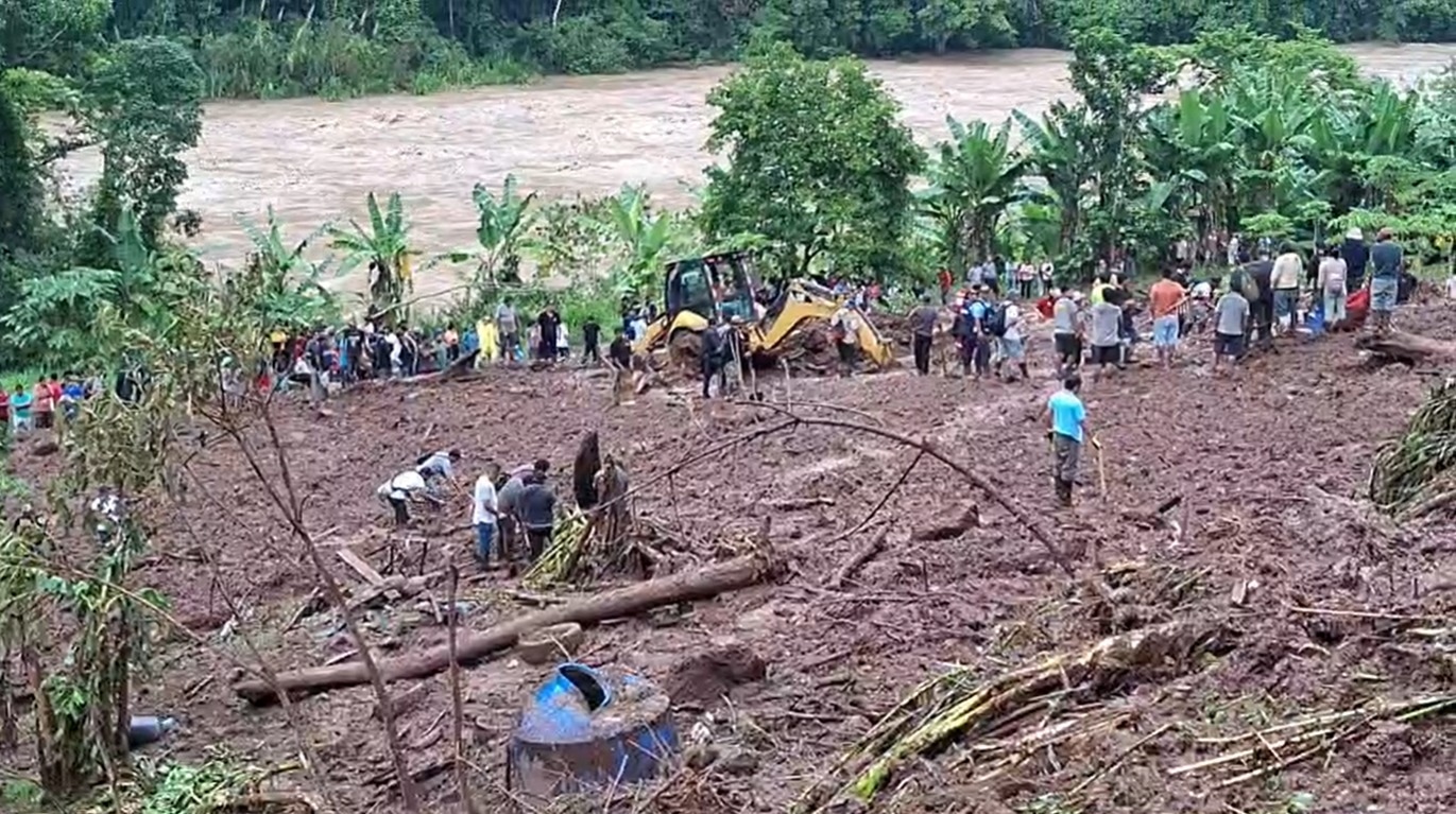 Solo pudieron recuperar tres cuerpos tras huaico.