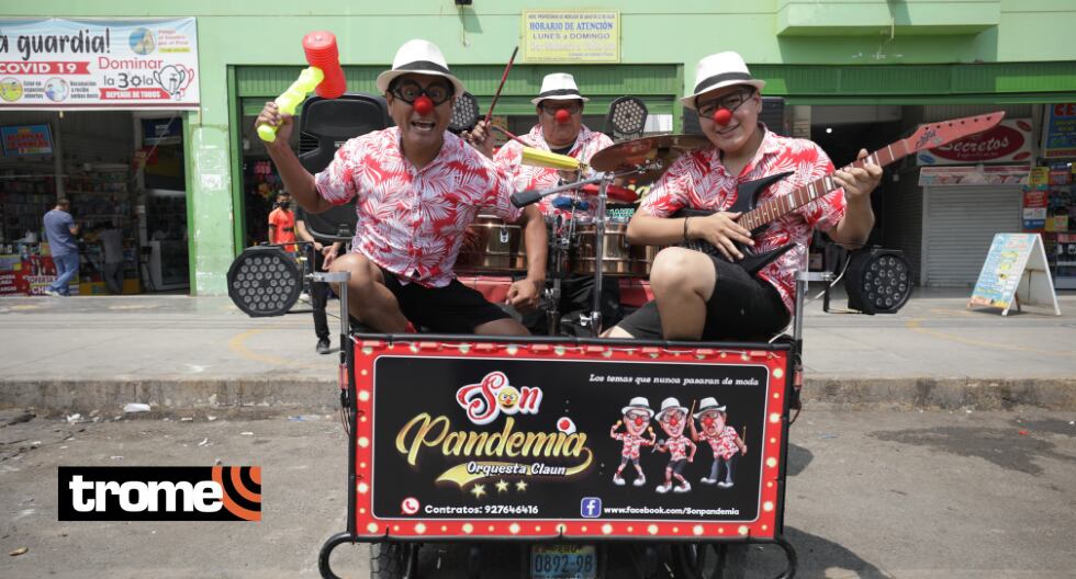 Amigos se disfrazan como clowns y manejan un triciclo adaptado con instrumentos musicales y tocan guarachas
