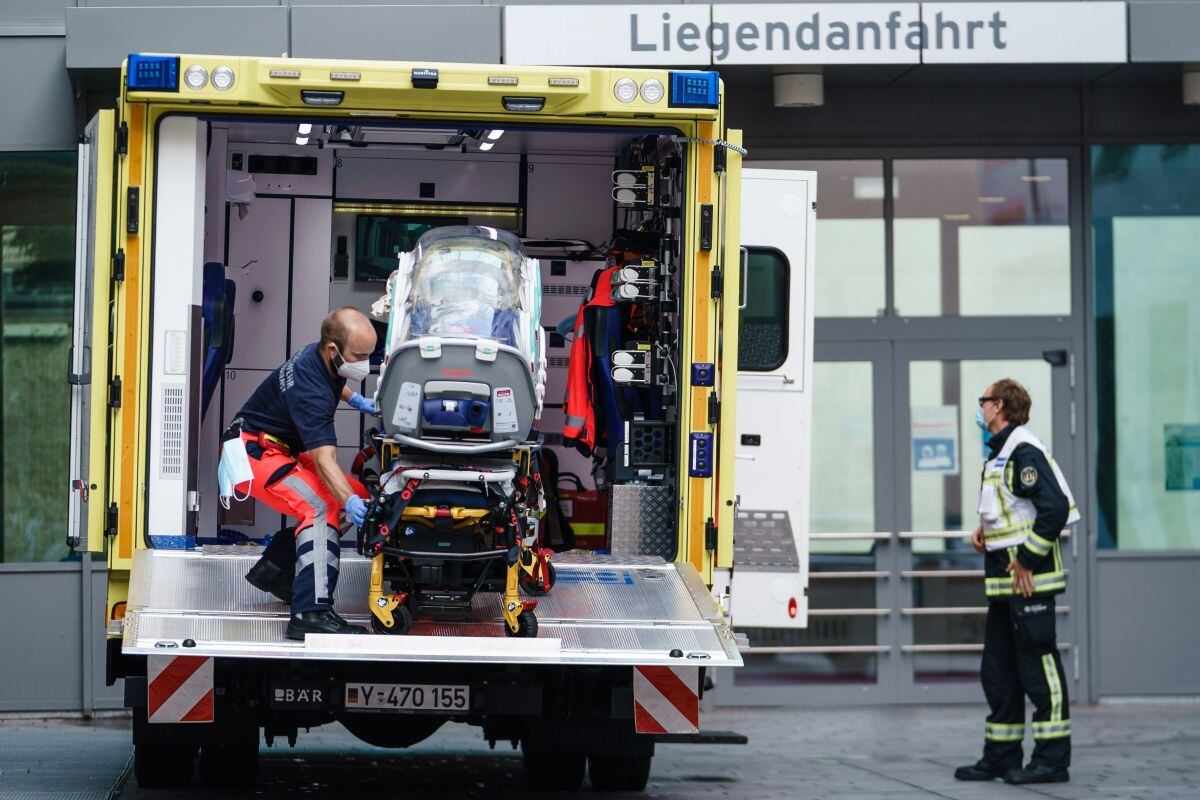 Los paramédicos de la Bundeswehr alemana devuelven un contenedor vacío después de que el activista opositor ruso Alexei Navalny llegara a la clínica Charite en Berlín, Alemania. (EFE/CLEMENS BILAN).