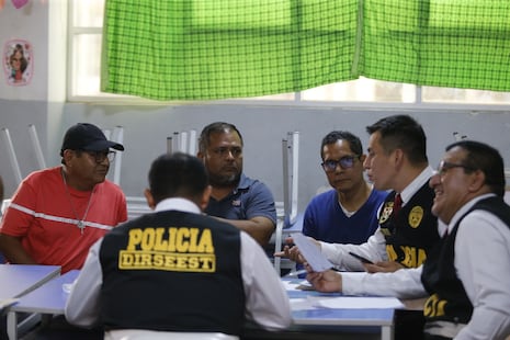 ¡Caos electoral en Los Olivos! Intervienen a los tres miembros de mesa junto a personero por cédulas raya...