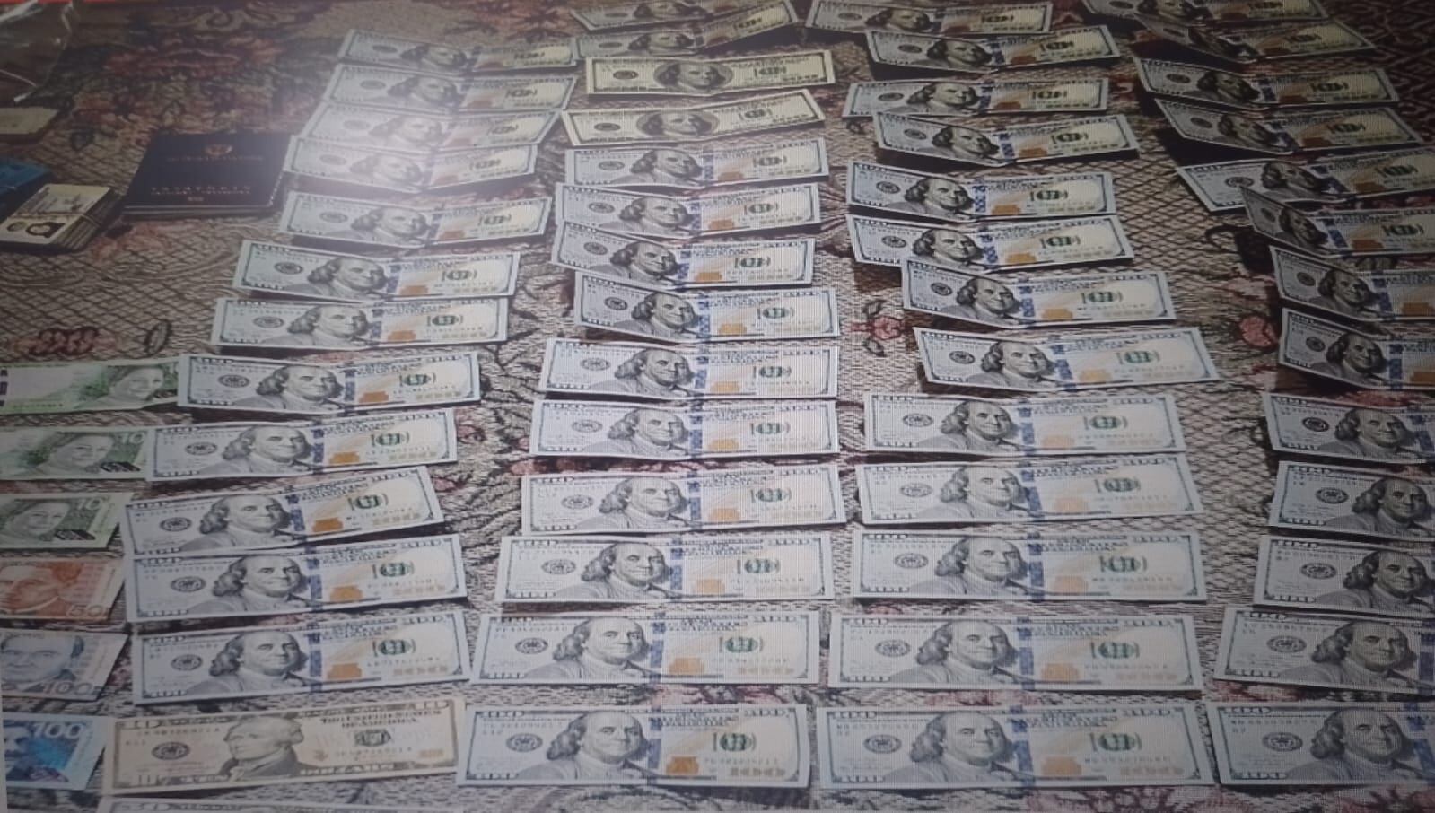 Policía incautó soles y dólares a los detenidos.