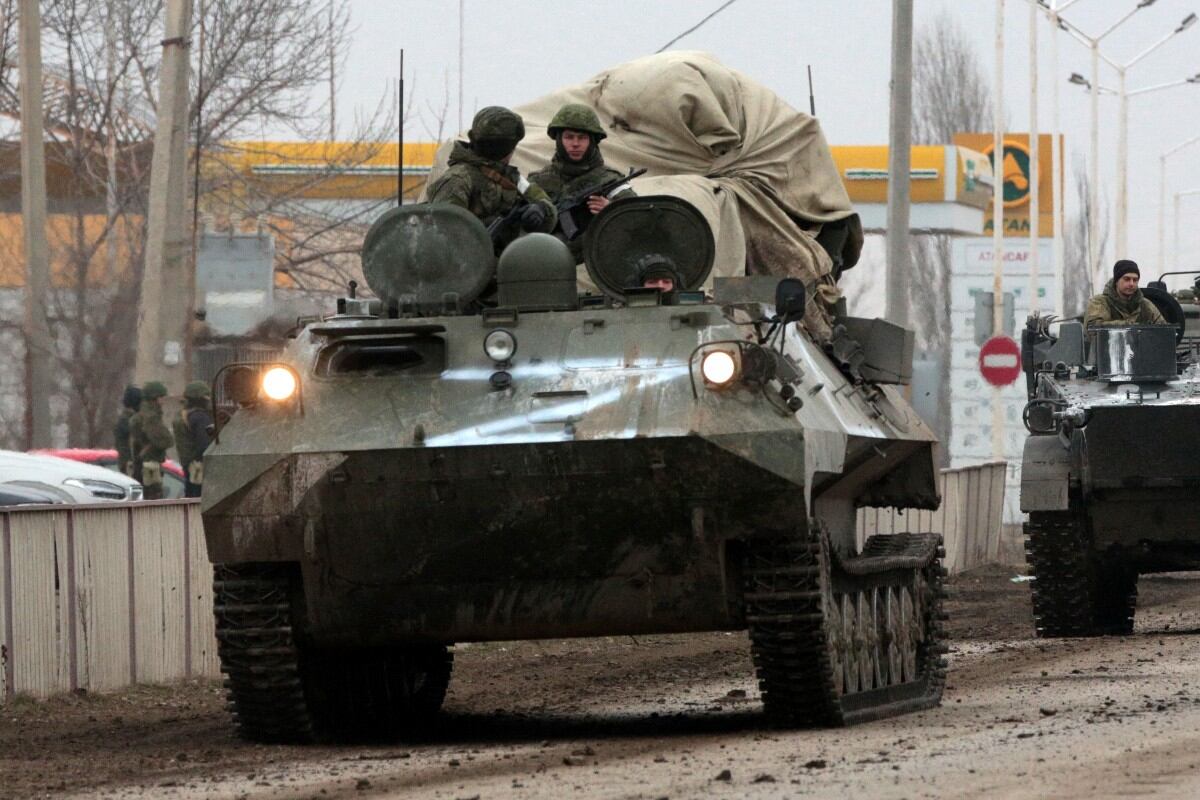 Vehículos del Ejército de Rusia vistos el 25 de febrero en Armyansk, Crimea. (Foto: Stringer | AFP)
