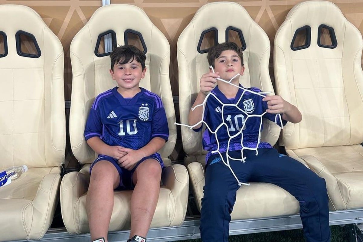 Recuerdo histórico: Thiago Messi se quedo con un pedazo de la malla del estadio Lusail. ( Antonela Roccuzzo / Instagram)